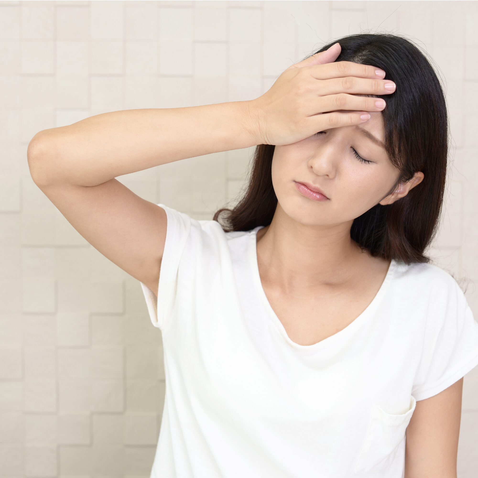 仕事や家事で疲れやすさを感じる女性